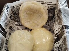 観光案内所の方のアドバイスに従い、お昼は軽めに済ませるべく、信濃製菓にておやきを購入。
店内で食べるスペースもあるので、早速頂きました。
なす、かぼちゃ、野沢菜の3品。
蒸すタイプのおやきですが、もう絶品。長野の高校生だったら毎日部活終わりに食べてたわ～。