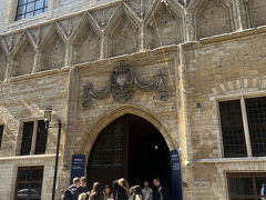 広場から1本入ったところの普通の通り沿いにひっそりと入り口がありました。
たむろしていた学生さんたちがとても賢そうに見えます。