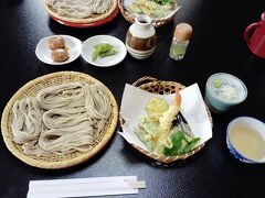 お昼は戸隠そば。
これがですね、もう絶品。そば饅頭がサービスで頂けたのですが、これも美味しい！！！
来た甲斐ありました。