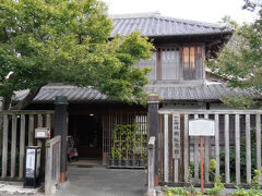 相模屋二代目当主、堀切紋次郎は「白みりん」の製造に成功したのとほぼ同時期、５代目秋元三左衛門（俳号双樹）もみりん製造に成功しました。
堀切家と秋元家はみりん製造のライバルとしてお互いに発展したのです。

この建物は秋元家の本宅。
５代目秋元三左衛門（俳号双樹）は俳句をたしなみ、小林一茶と親しく、たびたび一茶はこの家にやってきたそうです。