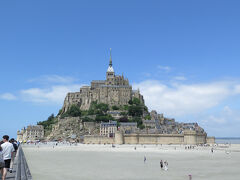 食事のあとは いよいよモンサンミッシェルへ
クッシーは7年ぶりですが 当時走っていた対岸とモンサンミッシェルを結ぶ馬車はなくなっていて 橋を渡るにはバスか徒歩