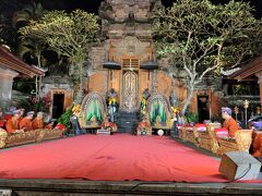 少し早めに来ましたが椅子席が結構 埋まっていたので
床に座る スペースに着座。
なので一番前で見学できました～

30分程すると音楽が始まりました。
すごくバリらしい♪