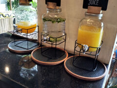 9月28日（日）バリ島 6日目

今日は少し遅めにプールサイドの朝食会場へ。
昨日のジュースがとっても美味しかったので飲もうと思ったら
フレッシュジュースは毎日日替わりみたい。