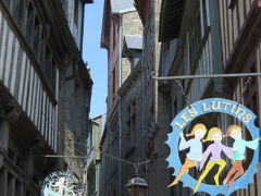 それと7年前に比べて人の多さが半端なくて！
パリ同様　モンサンミッシェルもオーバーツーリズム、この全長200ｍの参道「グランド・リュ」も人、人、人！！　 鎌倉の小町通りか江の島か・・・って感じで 写真を撮るのもなかなか大変でした