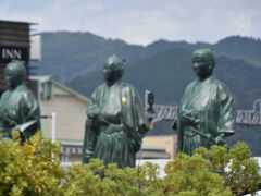 高松駅前の幕末の志士３名の銅像（坂本龍馬・中岡慎太郎・武市半平太）聞くところによると台風接近時は強風により破損の恐れがあるため一時退避するようです。発泡スチロールでできているようです。「その時は脱藩中と掲示されるようです。」バスの車窓からの映像です。
