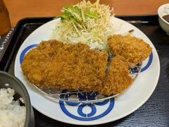 まい泉利用者用にテーブル席の区画も分かれて確保されていました。
ロースかつ膳は1,350円
空いてはいましたが、揚がるまで少し待ちました