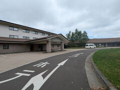 ホテルのアプローチ
奥はゴルフ場プレジデントクラブのクラブハウス

ホテルは3階建てなので空が広い