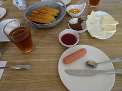 8月9日
朝食は始まりが9時からと遅めで、フォークが無かったり、塩が出なかったり、内容もいろいろ足りない感じでした。 

