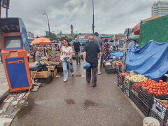 「Didube」駅前の「ディドベ市場」を通り抜け、