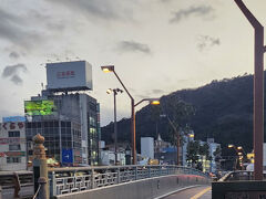 暗くなり始めていたので阿波おどり会館は諦め、新町川界隈へ
こちらは新町川にかかる新町橋です
奥の山が眉山です