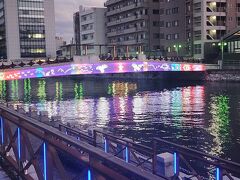 川には橋がたくさんかかっていて橋にはそれぞれライトアップというかイルミネーションのようなものが施されていて綺麗でした