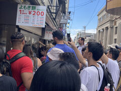 ランチの後、興福寺に行こうと歩いてたら、よもぎ餅で有名な中谷堂の前を通ったので、お腹いっぱいでしたが思わず一つ買ってしまいました。
高速餅つきは、人だかりが凄くて見えませんでした。