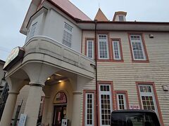 夕食に出掛ける前に近くを散策。シーボルトの湯。
江戸時代に藩営浴場として整備され、シーボルトも利用したという歴史ある施設。大正時代になると“古湯温泉”として地元の人たちに親しまれるようになり、ドイツ人が設計した建物は町のシンボルとなりました。
その後、老朽化のため閉鎖されていましたが、地元の熱い要望を受けて平成22年（2010）に大正時代のレトロな姿を再現。オレンジ色のとんがり屋根が印象的な公衆浴場「シーボルトの湯」として生まれ変わったそうです。