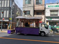 根津神社のお祭りの日でした