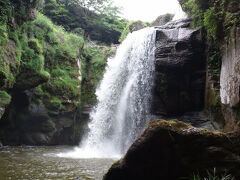 インスタなどでは、手前の岩の上に立つと、滝の前に浮いているように見えるのだそうです。
なかなか素晴らしい滝なので、近くにいらしたらお立ち寄りください。