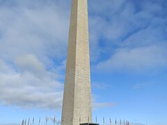 地下鉄でワシントン記念塔へやって来ました。最寄りはGalleryPlaceという駅だけど、そこからちょっと距離があります。旅行前に9:30で事前予約しておきました。2週間位前に予約しようとサイトへアクセスしたら、旅行中ではこの日しか残っていませんでした(⁠+⁠_⁠+⁠)危ない危ない。行かれる方は早めの予約をおすすめします。当日でも8:30前に来てエントリーすれば入れるそうですが…。青空と白い塔のコントラストがきれい♡イメージ通り高くて大きいです。