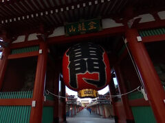 雷門です。

日本国内外に有名な場所です。