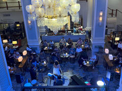 帰り道もMRTに乗って♪移動手段はチープな2人だわ(笑)
ホテルに戻るとロビーラウンジで歌のショーが開催されていたようで、凄く盛り上がっていた～♪
和田アキ子さんみたいな声に伸びがある歌い手さん♪ハードでとてもお上手でした。