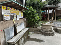 小金井って、こんな街・・・
JR中央線・武蔵小金井駅より徒歩５分に「六地蔵のめぐみ黄金の水」があります。小金井市中央商店街の裏にある「六地蔵」の井戸から汲み上げられた天然水のこと。「小金井」という地名は、「黄金（こがね）の水」が湧き出る井戸が多くあることに由来します。写真手前が井戸水、奥が六地蔵が祀られています。