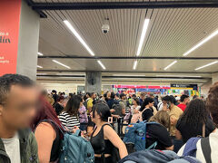 メデジンに到着するも、イミグレの列がエグい。結局抜けるのに時間がかかり、ATMでお金をおろそうといくつか試したりする間にすっかり遅くなってしまった。お金はおろせたけど、手数料が一回800円近くかかり、8000円くらいの引き出しで、手数料10％ってことか。萎える。