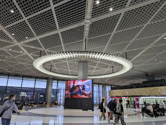 当然、記憶には残っていない北ウイング、改装もされているでしょうが結構立派でした。
何せ、信じられないでしょうが、開港間もなくだった為、成田から飛行機に乗る人は箱崎のシティーエアターミナルからリムジンバスで移動し、乗る人しか行けない時代でしたから。

