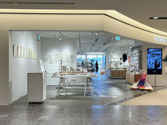 8月29日に新丸ビル4階にあるSpiral Garden 店内にオープンした『CAFE AALTO 新丸ビル』へ友達と行ってみました。

オープン時間の11時に行くとすでに行列ができていました。