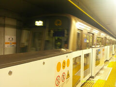 で、何と下車したのは、隣駅の名古屋。
普段なら歩いてただろうけど、猛暑の中でアラフィフのおっさんが無理をしたら、父に続いて入院、なんてことにも陥りかねませんので、ここは大人しく、文明の利器に甘えさせて頂きましょうね♪