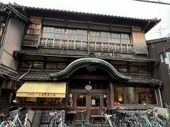 さらさ西陣は旧銭湯で、今はカフェになっていて、銭湯時代のカラフルなマジョリカタイルが有名です。（こちらは建築祭参加建物ではありません）

ふたつとも、唐破風の屋根の入り口が特徴です。