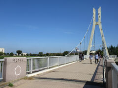 中川に架かる外野橋(そとやばし)を渡って権現堂3号公園に行ってみます。
