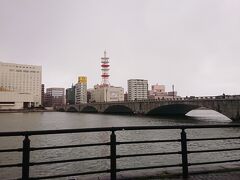 重要文化財にもなってる萬代橋
旧市街エリアへ向けて歩く