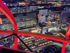 そして京都の夜景を眺めに京都タワー展望台に上がる。
京都タワー展望台は東京や横浜の高層ビル展望台に比べるとめちゃくちゃ低いのだが、低いが故に距離が近く細かい所まで見えるのが好い。