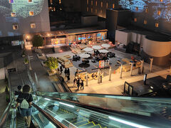 京都駅ビル東ゾーン7F 東広場 が眼下に見える。
右奥に写っているのがテラスラウンジ『NIWA』
写真中央がビアガーデンになっている。
