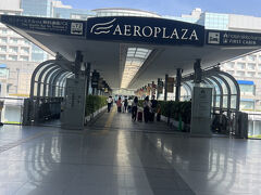 改札を出て右手に進むと第2ターミナルのあるエアロプラザへつながります。