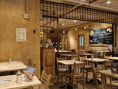 3日目。おはようございます。今日はカフェで朝食をいただきます。
ル・パン・コティディアンというお店。チェーン店で（都内にもあるみたいだけど)以前LAで行った事があり好きな雰囲気だったので、機会があったらまた行きたいと思っていました(⁠^⁠^⁠)また外観撮り忘れた…。