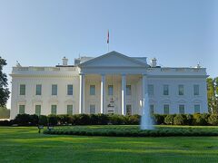 柵の間から頑張って撮りました。やっぱり美しい建物だな～(⁠・⁠∀⁠・⁠)
いったんホテルへ戻り、今日は航空宇宙博物館のウドバーハジーセンターへ行きたいと思います。