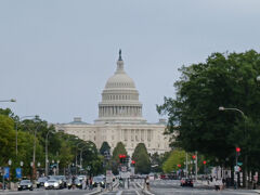 地下鉄の駅へ歩いているとこんな風に議会議事堂が見えました。ドラマなんかで良く見かける感じ。街のあちこちのいろんな所でこんな風に見かけました。