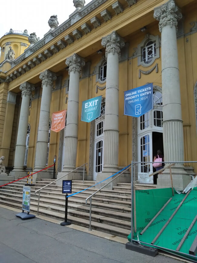 朝早く起きたので、9時までに入場すると2割引きにチケットを購入するためにこちらのサーカス側の入口から入場しました。