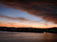 2日目の日の出前
　2717号部屋からの日の出前のグラディション
　びわ湖と朝焼けの色合いは綺麗の一言
