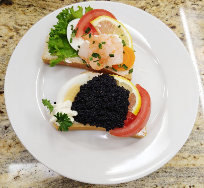 ひとくちサイズのお惣菜パン<br />キャビアがのっかっています！<br /><br />たしか1個500円くらいだったような・・・<br /><br />次は：ハンガリー11日間【4日目】リスト博物館、シナゴーグ、音楽の家<br />https://4travel.jp/travelogue/12008173