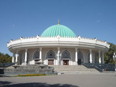 ホテル近くのティムール博物館に行きます
ティムールの展示物が数多くあります