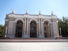 ナヴォイ劇場に来ました
蔦信彦著者：伝説となった日本兵捕虜
「日本人として恥ずべき仕事はしない」
を読み絶対に来たいと思ったいました

第二次世界大戦で抑留された日本人捕虜が大地震にも耐え堅牢な劇場を造り上げた
