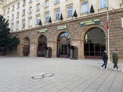 旧共産党本部の脇にあるのがこの大統領府。いつも衛兵が立っています。たまに独特の歩き方で衛兵交代をやっています。