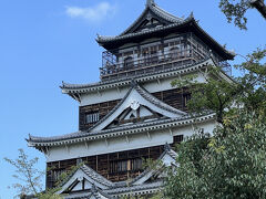 広島城の天守が見えてきました！
立派な天守ですね。
広島城の天守は，2026年の春に閉城することが決定しています。
中に入って色々と見学して来ます。