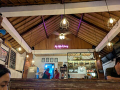 時間も時間なので、まずは夕食に出かけますが、行く店は殆ど閉店準備
そんな中でMai Malu Warungと言う店が入れてくれました。
感謝です。10時半閉店なのに助かりました。
空港で１万円だけ両替また、前回の残りが１２万ルピア位残っていたので
それを元手に食事です。
