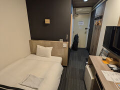 1日だけ空きがあったので今日は会社に近いホテルに宿泊。部屋はシングル朝食付きで7,800円。狭いけど寝るだけなのでこれで充分です。
