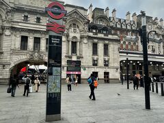 ヴィクトリア駅に到着！
ヨーロッパらしい大きな駅舎、テンション上がりました。