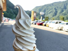 白馬に戻る途中、道の駅おたりでさるなしのソフトクリームをいただきます。このソフトクリームは物凄く完成度が高くいつも食べています。私の大お勧めです。