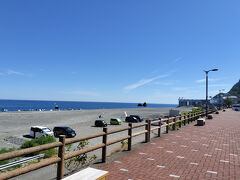 道の駅は海に面しており、ビーチが広がります。すでに多くの人でにぎわっていました。