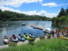 蓼科高原の中心にある農業用水のための人造湖が蓼科湖です。スワンボートの他に、人気のカヌーやカヤック、サップも体験できます。