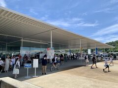 11:00 宮浦港着
直島の玄関口、宮浦港到着しました。
到着後すぐバスに乗る予定で時間間に合うか心配だったのですが、だいぶ予定時刻よりかは余裕を持っての到着だったので問題ありませんでした。